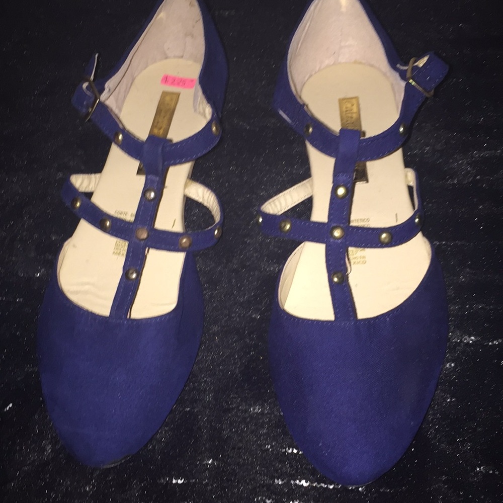 Blue flat shoes with gold